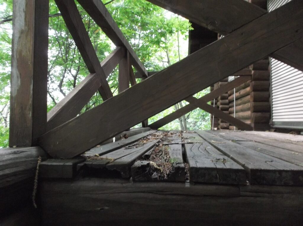 劣化したウッドデッキ