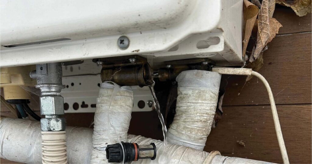 給湯器の水抜き作業